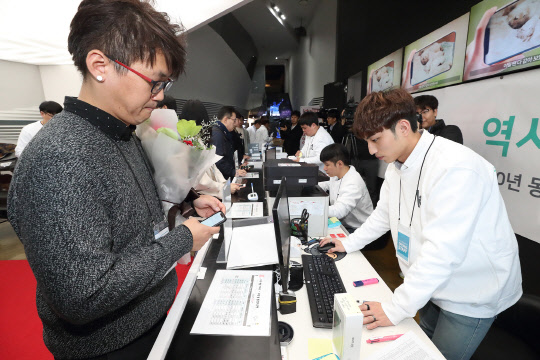 KT는 2일 애플의 아이폰XS, 아이폰XS Max, 아이폰XR을 출시하고 맞춤형 서비스를 선보인다. 2일 서울 광화문 KT스퀘어에서 열린 아이폰XS 시리즈 개통행사에서 경품 1등 당첨 고객이 개통을 진행하고 있다. KT 제공